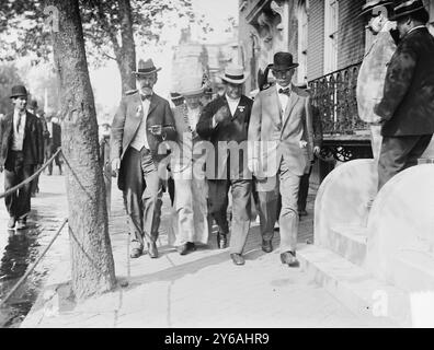 Kern (Ind), Mrs. Bryan, W. J. Bryan und Brother, Foto zeigt Indiana Senator John Worth Kern und William Jennings Bryan, möglicherweise während des Präsidentschaftswahlkampfs 1912., ca. 1912, Glas-negative, 1 negativ: Glas; 5 x 7 cm. Oder kleiner. Stockfoto