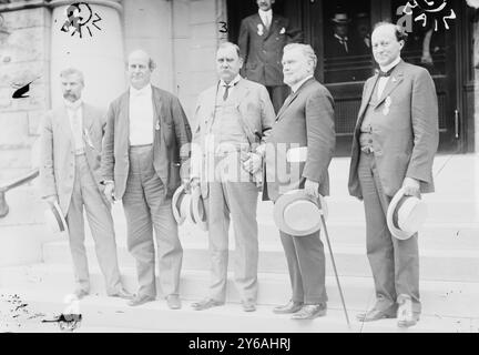 (L bis R) Walsh, Bryan, Foss, O'Gorman, Pomerene, das Foto zeigt Thomas James Walsh, William Jennings Bryan, Gouverneur Eugene Foss von Massachusetts, Senator James Aloysius O'Gorman und Atlee Pomerene, Senator von Ohio, vor der Baltimore Armory auf der Democratic National Convention 1912., 1912. Juni, Glasnegative, 1 negativ: Glas; 5 x 7 Zoll. Oder kleiner. Stockfoto