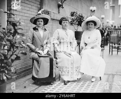 Mrs. Robert Crain, Mrs. Norman E. Mack, Mrs. Tom Taggart, Foto zeigt Mrs. Robert Crain, Mrs. Norman E. Mack und Mrs. Thomas Taggart, Ehefrauen der Delegierten der Demokratischen Nationalkonvention 1912 in Baltimore., 1912. Juni, Glasnegative, 1 negativ: Glas; 5 x 7 Zoll Oder kleiner. Stockfoto