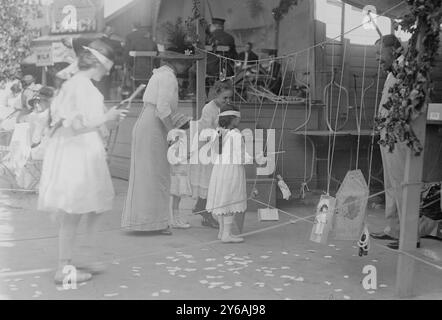 French Fete, Foto zeigt Feierlichkeiten zum Bastille Day (14. Juli), wahrscheinlich in New York City., 191-14. Juli., Glasnegative, 1 negativ: Glas; 5 x 7 cm Oder kleiner. Stockfoto