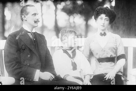 König Haakon, Königin Maud und Kronprinz Olaf von Norwegen. Andere Titel, König Haakon, König Maud und Kronprinz Olaf von Norwegen., Foto zeigt Haakon VII, König von Norwegen (1872–1957) mit seiner Frau Prinzessin Maud von Wales (1869–1938) und Prinz Olav V. (1903–1991), der 1957 König von Norwegen wurde., 1913 Juli 17, Glasnegative, 1 negativ: Glas; 5 x 7 cm. Oder kleiner. Stockfoto