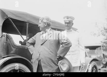 Secy Garrison - General Leggett, Liggett, Foto zeigt Kriegsminister Lindley Miller Garrison (1864–1932) und Brig. General Hunter Liggett (1857–1935) bei der Gettysburger Wiedervereinigung (die große Wiedervereinigung) vom Juli 1913, die zum 50. Jahrestag der Schlacht von Gettysburg gedenkt., 1913. Juli, Glasnegative, 1 negativ: Glas; 5 x 7 cm. Oder kleiner. Stockfoto