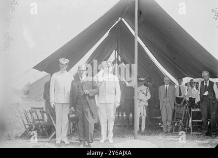 General Leggett, Secy. Garrison - General Wood, Foto zeigt (von links nach rechts) Brigadegeneral Hunter Liggett (1857-1935), Kriegsminister Lindley Miller Garrison (1864-1932) und General Leonard Wood (1860-1927) bei der Gettysburg-Wiedervereinigung (die große Wiedervereinigung) im Juli 1913, die dem 50. Jahrestag der Schlacht von Gettysburg gedenkt., 1913 Juli, Glasnegative, 1 negativ: Glas; 5 x 7 cm. Oder kleiner. Stockfoto