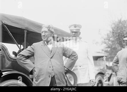 Secy Garrison und General Leggett, Foto zeigt Kriegsminister Lindley Miller Garrison (1864–1932) und Brig. General Hunter Liggett (1857–1935) bei der Gettysburger Wiedervereinigung (die große Wiedervereinigung) vom Juli 1913, die zum 50. Jahrestag der Schlacht von Gettysburg gedenkt., 1913. Juli, Glasnegative, 1 negativ: Glas; 5 x 7 cm. Oder kleiner. Stockfoto