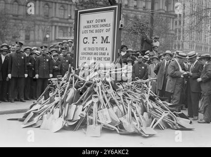 Bei Gaynor Notification am 3. September 1913 zeigt Foto die Notifizierungszeremonie, die am 3. September 2009 auf den Stufen des Rathauses in New York City stattfand, wo Bürgermeister William J. Gaynor für die Wiederwahl nominiert wurde. C.F.M. auf dem Schild steht für Charles F. Murphy., 1913. September 3, Glasnegative, 1 negativ: Glas; 5 x 7 Zoll Oder kleiner. Stockfoto