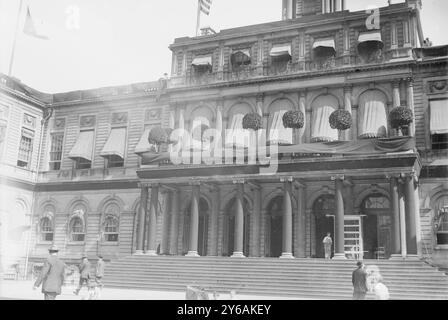 City Hall draped for Gaynor, Foto zeigt City Hall draped for Beerdigung of Mayor William Jay Gaynor (1849-1913), New York City., 1913, Glasnegative, 1 negativ: Glass; 5 x 7 Zoll Oder kleiner. Stockfoto