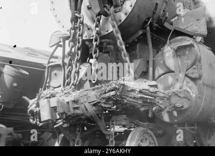 Motor, der den Bar Harbor Express zerstört hat, Foto zeigt einen kaputten Motor nach einem Eisenbahnunfall, bei dem der White Mountain Express am 2. September 1913 durch zwei Autos des Bar Harbor Express, nördlich von New Haven, Connecticut, 1913 September 2, Glass negative, 1 negativ: Glass; 5 x 7 Zoll Oder kleiner. Stockfoto