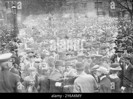 Publikum beim Gaynor Funeral, Foto zeigt Menschen bei der Beerdigung von William Jay Gaynor (1849-1913), Bürgermeister von New York City., 20. September 1913, Glasnegative, 1 negativ: Glas; 5 x 7 Zoll Oder kleiner. Stockfoto