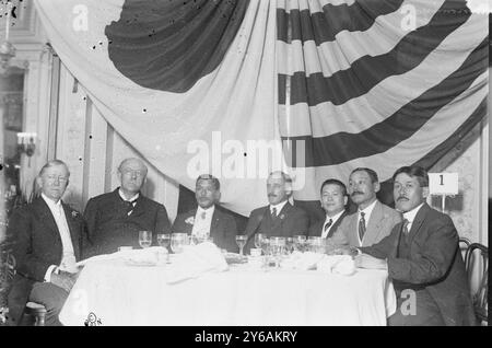 Mabie - Jordan - Soyeda - Russell - Kamiya - Okazaki - Ichinomiya, Foto zeigt Hamilton Wright Mabie, David Starr Jordan, Dr. J. Soyeda, Lindsay Russell, Tadao Komiya, Kiujiro Okazaki, Reitaro Ichinomiya bei einem von der Japan Society gesponserten Mittagessen im Hotel Astor in New York City am 26. Juni 1913., 26. Juni 1913, Glasnegative, 1 negativ: Glas; 5 x 7 Zoll Oder kleiner. Stockfoto