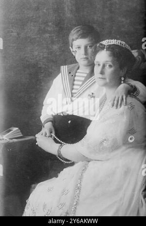 Czarina und Czarewitsch, Foto zeigt Alexandra Feodorowna Romanova (1872-1918), Kaiserin von Russland und Ehegatte von Nikolaus II., mit ihrem Sohn Alexei Nikolajewitsch, Zarewitsch von Russland (1904-1918)., zwischen ca. 1910 und 1913, Glasnegative, 1 negativ: Glas; 5 x 7 cm. Oder kleiner. Stockfoto