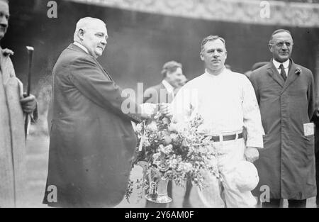 Edward McCall präsentiert New York Giants Manager John McGraw auf Polo Grounds, NY (Baseball), 7. Oktober 1913, Glass negative, 1 negative: Glass; 5 x 7 Zoll Oder kleiner. Stockfoto