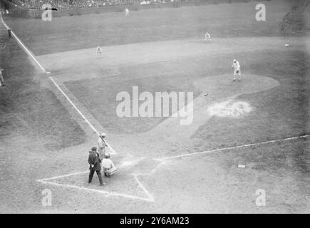 World Series 1913, 4. Spiel, Shibe Park, Doc Crandall Bats, Chief Bender Pitching (Baseball), 10. Oktober 1913, Glasnegative, 1 negativ: Glas; 5 x 7 Zoll Oder kleiner. Stockfoto