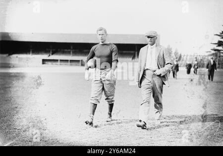 Coach Jones - Yale - Trainer Mack, Foto zeigt Yale-Absolvent Howard Harding Jones (1885–1941), der 1909 und 1913 die Yale Football-Mannschaft trainierte., 16. September 1913, Glas-negative, 1 negativ: Glas; 5 x 7 Zoll. Oder kleiner. Stockfoto