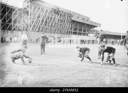 Captain Ketcham Instructing Players, Yale, Foto zeigt Fußballspieler Hank Ketcham (1891–1986), der 1911-1913 Varsity Football für Yale spielte und 1913 Kapitän der Mannschaft war., 11. September 1912, Glass negative, 1 negativ: Glass; 5 x 7 Zoll. Oder kleiner. Stockfoto