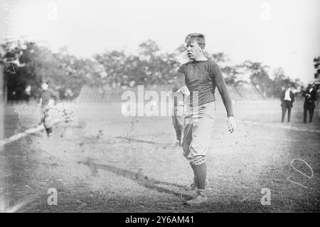 Captain Ketcham, Yale, Foto zeigt Fußballspieler Hank Ketcham (1891–1986), der 1911-1913 für Yale Varsity Football spielte und 1913 Kapitän der Mannschaft war., 13. September 1913, Glass negative, 1 negative: Glass; 5 x 7 Zoll. Oder kleiner. Stockfoto