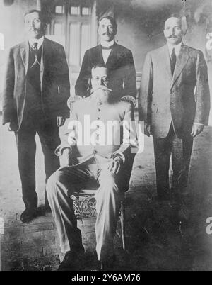 F. Escudero, General F. Angeles, R. Zubaran, General V. Carranza, Foto zeigt Führer der mexikanischen Revolution (1910–1920): Venustiano Carranza de la Garza (1859–1920), Francisco Escudero, General Felipe Angeles und Rafael Zubaran Capmany. Foto wahrscheinlich in Hermosilla, Sonora 1913 zu Beginn der konstitutionalistischen Bewegung., 1913?, Glasnegative, 1 negativ: Glas; 5x7,5 cm. Oder kleiner. Stockfoto