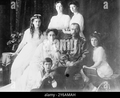 Russische Königsfamilie, Foto zeigt Mitglieder der Romanovs, der letzten königlichen Familie Russlands, einschließlich: Sitzende (von links nach rechts) Marie, Königin Alexandra, Zar Nikolaus II., Anastasia, Alexei (vorne), und stehend (von links nach rechts), Olga und Tatiana., 1914, Glasnegative, 1 negativ: Glas; 5 x 7 Zoll Oder kleiner. Stockfoto