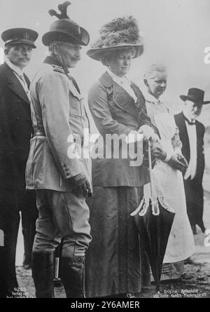 Kaiser und Kaiserin, Foto zeigt Kaiser Wilhelm II. Von Deutschland und Kaiserin Augusta Victoria., zwischen ca. 1910 und ca. 1915, Glasnegative, 1 negativ: Glas; 5 x 7 Zoll Oder kleiner. Stockfoto