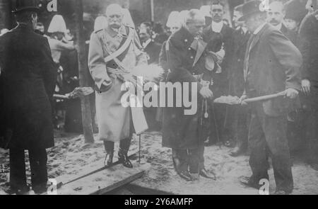 Graf Zeppelin am Grab der Luftschiffopfer, zwischen ca. 1910 und ca. 1915, Glasnegative, 1 negativ: Glas; 5 x 7 Zoll. Oder kleiner. Stockfoto