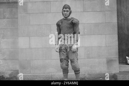 Capt. Hoge, Foto zeigt Captain Benjamin Fiery Hoge (d. 1985) von der Fußballmannschaft der United States Military Academy (West Point)., 21. Oktober 1913, Glasnegative, 1 negativ: Glas; 5 x 7 cm Oder kleiner. Stockfoto