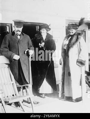 Franz Ferdinand von Österreich und Ehefrau; Gräfin Baillet de Latour, Fotoshows (links nach rechts) Franz Ferdinand (1863-1914), Erzherzog von Österreich; Gräfin Baillet de Latour und Sophie, Herzogin von Hohenberg (1868-1914), die Frau von Franz Ferdinand., 1913 Mai, Glasnegative, 1 negativ: Glas; 5 x 7 cm. Oder kleiner. Stockfoto