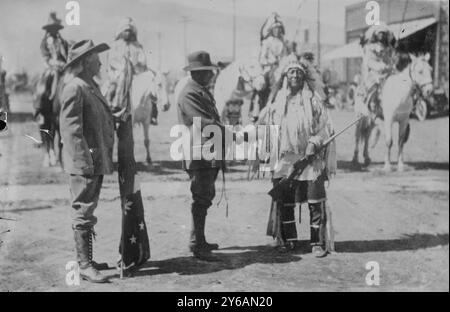 Prince of Monaco, Colonel Cody, Foto zeigt Albert I., Prince of Monaco (1848-1922) mit William 'Buffalo Bill' Cody (1846-1917) während ihrer Jagdreise 1913 in der Nähe von Cody, Wyoming., 1913, Glass negative, 1 negativ: Glass; 5 x 7 Zoll Oder kleiner. Stockfoto