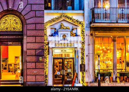 Straße der alten Stadt Twinnings Tee Shop Nght London England.  Geschäfte, Pubs und restaurants Stockfoto