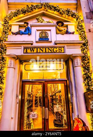 Straße der alten Stadt Twinnings Tee Shop Nacht London England. Stockfoto