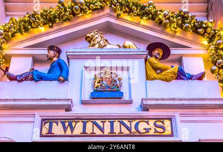 Old City Street Twinnings Chinese Tea Shop Nght Christmas London England. Chinesische Figuren, die zeigen, dass der Tee aus China stammt. Stockfoto