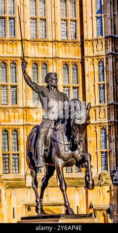 König Richard 1 Löwenherz Statue Häuser des Parlaments Westminster London England. König Richard Coeur De Lion, Richard Löwenherz, war König von Stockfoto