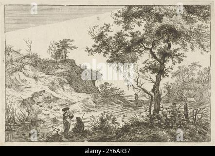 Landschaft mit Frau mit Hut, Dünenlandschaft mit großem Baum. Im Vordergrund in der Nähe einer Pfütze steht eine Frau mit einem sitzenden Mann. Im Hintergrund läuft ein Mann auf dem Sandweg., Druck, Druckerei: Hermanus Fock, Amsterdam, 1781 - 1822, Papier, Ätzen, Höhe, 129 mm x Breite, 192 mm Stockfoto