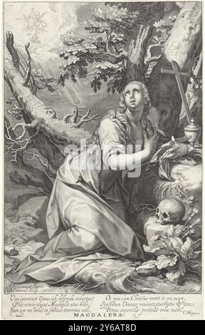 Die Buße Maria Magdalena, Magdalena (Titel auf Objekt), Sünder aus dem Alten und Neuen Testament (Titel der Serie), Maria Magdalena kniet an einem Baum. Sie hält ein offenes Buch. Vor ihr ist ein Salbenglas und ein Kreuz. Da ist ein Schädel neben ihrem Knie. Ihr Aufstieg wird in der Ferne dargestellt. Unterhalb der Szene befindet sich ein sechszeiliger lateinischer Text, der auf die Ähnlichkeit zwischen Maria Magdalena und Venus verweist., Druck, Druckerei: Willem Isaacsz. Van Swanenburg (erwähnt am Objekt), nach Entwurf von Abraham Bloemaert (erwähnt am Objekt), Cornelis Gijsbertsz. Plemp, (auf dem Objekt erwähnt), Druckerzeuger Stockfoto