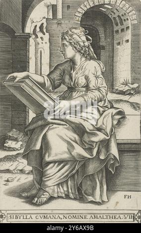 Sibyl von Cumae, genannt Amalthea, Sibylla Cumana, Nomine Amalthea (Titel auf Objekt), Sibyls (Titel der Serie), Sibyls (Titel der Serie), Sibylla von Cumae sitzt links mit einem Buch in der Hand. Eine Ruine im Hintergrund. Der Druck ist Teil einer zehnteiligen Serie über die Sibyls., Druck, Druckerei: Frans Huys, (auf dem Objekt erwähnt), Antwerpen, 1546 - 1562, Papier, Gravur, Höhe, 196 mm x Breite, 124 mm Stockfoto