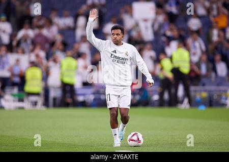 Madrid, Spanien. September 2024. Rodrygo Goes von Real Madrid CF hat die Fans vor dem Fußballspiel der La Liga EA Sports Week 7 2024/2025 zwischen Real Madrid CF und Deportivo Alaves im Stadion Santiago Bernabeu begrüßt. Endergebnis: Real Madrid CF 3:2 Deportivo Alaves Credit: SOPA Images Limited/Alamy Live News Stockfoto