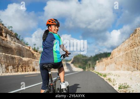 Rückansicht weibliche Bikerfahrräder Stockfoto