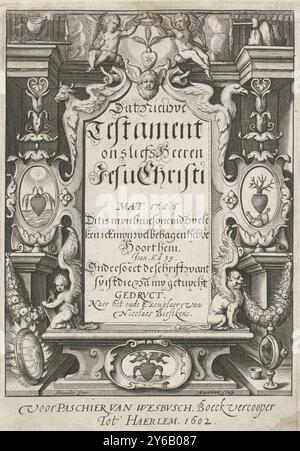 Titelseite für: That New Testament Our Love Heeren Iesu Christi, 1602, Titelseite mit Kartusche in der Mitte an den Ecken mit den Attributen der vier Evangelisten. Über der Kartusche befinden sich zwei Putten mit jeweils einem Palmenzweig. Zusammen halten sie einen Lorbeerkranz über einem Herzen, umgeben von einem Halo, aus dem drei Maisohren hervorgehen. Links in einer Kartusche das gleiche Herz, verwelkt von der Sonne und Wassermangel, rechts das Herz mit fruchtlosen Zweigen und Stabtaschen unten. Am Boden picken zwei Vögel aus einem Herzen in Form einer Narrenmütze. Stockfoto