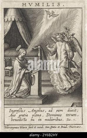 Tugend der Niedrigen, Hvmilis (Titel über Objekt), Beispiele der Tugend (Titel der Serie), Typvs Castitatis (Titel der Serie), die Verkündigung. Maria kniet hinter ihrem Schreibtisch. Sie wird von dem Engel Gabriel besucht. Er sagt ihr, dass sie einen Sohn gebären wird, der Christus genannt wird. Die Taube des Heiligen Geistes steigt auf Maria herab. Am Rande ein dreizeiliges Bibelzitat von Luc. 1 lateinisch, Print, Printmacher: Hieronymus Wierix, (erwähnt auf Objekt), Herausgeber: Hieronymus Wierix, (erwähnt auf Objekt), Herausgeber: Piermans, (erwähnt auf dem Objekt), Antwerpen, 1563 - vor 1619, Papier, Gravur, Höhe Stockfoto