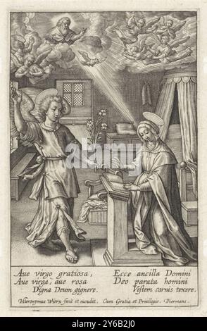 Verkündigung, Leben der Jungfrau Maria (Titel der Serie), Vita Deiparæ Virginis Mariæ (Titel der Serie), Maria kniet an ihrem Schreibtisch in ihrem Schlafzimmer. Sie wird von dem Engel Gabriel besucht. Er sagt ihr, dass sie einen Sohn gebären wird, der Christus genannt wird. Über ihnen herabsteigt Gott, der Vater, auf sie die Taube des Heiligen Geistes. Engel wachen vom Himmel aus. Am Rand eine sechszeilige Beschriftung, in zwei Spalten, lateinisch., Druck, Druckerei: Hieronymus Wierix, (auf dem Objekt erwähnt), nach Entwurf: Hieronymus Wierix, Verlag: Hieronymus Wierix, (auf dem Objekt erwähnt), Antwerpen, 1563 - vor 1619, Papier Stockfoto