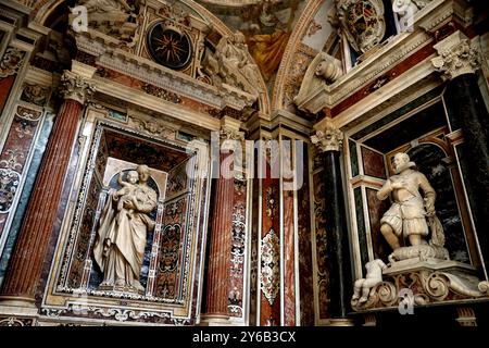 Madonna in der Kapelle Firrao in der Basilica di San Paolo Maggiore in Neapel Italien Stockfoto