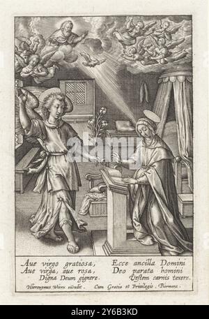 Verkündigung, Leben der Jungfrau Maria (Titel der Serie), Vita Deiparæ Virginis Mariæ (Titel der Serie), Maria kniet an ihrem Schreibtisch in ihrem Schlafzimmer. Sie wird von dem Engel Gabriel besucht. Er sagt ihr, dass sie einen Sohn gebären wird, der Christus genannt wird. Über ihnen herabsteigt Gott, der Vater, auf sie die Taube des Heiligen Geistes. Engel wachen vom Himmel aus. Am Rand eine sechszeilige Beschriftung, in zwei Spalten, lateinisch., Print, Print Maker: Anonym, nach Entwurf von: Hieronymus Wierix, Verlag: Hieronymus Wierix, (auf dem Objekt erwähnt), Antwerpen, 1563 - vor 1619, Papier, Gravur, Höhe, 100 mm x B Stockfoto