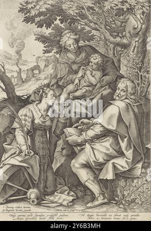 Heilige Familie, begleitet von Katharina von Alexandria, sitzt Maria mit dem Christkind auf ihrem Schoß unter einem Baum. Sie gibt dem Kind eine Frucht. Joseph sitzt neben ihnen und schaut den Betrachter an. Die Heilige Katharina von Alexandria kniet in Anbetung vor Christus und küsst seinen Fuß. Im Hintergrund eine hügelige Landschaft. Am Rand eine vierzeilige Unterschrift, in zwei Spalten, lateinisch., Druck, Druckerei: Hieronymus Wierix, (auf Objekt erwähnt), nach Entwurf: Denys Calvaert, (auf Objekt erwähnt), Verlag: Johannes Baptista Vrints (I), (auf Objekt erwähnt), Antwerpen, 1563 - vor 1611, Papier, Gravur Stockfoto