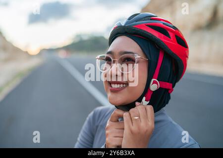 Nahaufnahme Hijab-Biker mit Helm zur Sicherheit Stockfoto