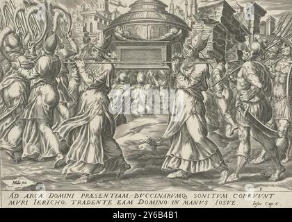 Fall of Jericho, die Geschichte des Josua (Titel der Serie), sieben Priester blasen ihre Hörner, während sie vor der Bundeslade laufen. Die Mauern der Stadt Jericho brechen zusammen und die Menschen stürmen die Stadt. Am unteren Rand befindet sich ein Hinweis auf den lateinischen Bibeltext., Druck, Druckerei: Harmen Jansz Muller, (auf dem Objekt erwähnt), nach Entwurf: Gerard van Groeningen, Verlag: Gerard de Jode, (möglicherweise), Druckerei: Amsterdam, Verlag: Antwerpen, 1567 - 1570 und, oder 1579 - 1585, Papier, Gravur, Höhe, 207 mm x Breite, 285 mm Stockfoto