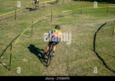 WA25711-00...WASHINGTON - Fahrer Tom Kirkendall, lehnt sich während eines Cyclocross-Rennens im Marymoor Park in Redmond in eine Kurve. Stockfoto