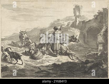 In einer sanften Landschaft in der Nähe einer Ruine sitzt ein Hirte inmitten seines Rindes. Neben ihm spinnt eine Frau Wolle, und im Hintergrund melkt eine zweite Frau eine Kuh., Druck, Druckerei: Cornelis Visscher (II), nach Entwurf: Nicolaes Pietersz Berchem, Haarlem, 1638 - 1658, Papier, Ätzen, Gravur, Höhe, 299 mm x Breite, 408 mm Stockfoto