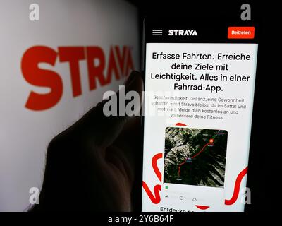 Deutschland. September 2024. In dieser Abbildung hält eine Person ein Smartphone mit der Webseite des US-amerikanischen Fitnessnetzwerks Strava Inc. Vor dem Firmenlogo. (Credit Image: © Timon Schneider/SOPA Images via ZUMA Press Wire) NUR REDAKTIONELLE VERWENDUNG! Nicht für kommerzielle ZWECKE! Stockfoto