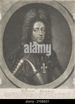 Porträt von Heinrich Kasimir II., Graf von Nassau-Dietz, Porträt von Heinrich Kasimir II. In einem Oval. Am unteren Rand sind sein Name und vier Zeilen niederländischer Text., Druck, Druckerei: Petrus Aeneae, (auf dem Objekt erwähnt), Nordholland, 1675 - 1699, Papier, Höhe, 415 mm x Breite, 315 mm Stockfoto
