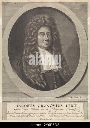 Porträt von Jacob Gronovius, Porträt von Jacobus Gronovius, Professor für Griechisch und Beredsamkeit in Leiden, gekleidet in eine Toga mit weißem Kragen. Unter dem Porträt befinden sich Name, Position und vier Textzeilen in lateinischer Sprache., Druck, Druckerei: Anthony van Zijlvelt, (erwähnt auf Objekt), Herausgeber: Pieter van der AA (I), (erwähnt auf Objekt), unbekannt, (erwähnt auf Objekt), Leiden, 1693, Papier, Gravur, Höhe, 234 mm x Breite, 176 mm Stockfoto