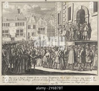 Die Krönung von Karl III. Zum ungarischen König am 22. Mai 1712 ist Keyser Carel VI. Und König von Spanien III.; gekrönt als Koning Ungarns in Presburg (Titel zum Gegenstand), die Krönung von Karl III. Zum ungarischen König wird auf einer Plattform angekündigt. Die Öffentlichkeit hat sich in Scharen aufgeschüttet. Unten links ein dreizeiliger Text in Niederländisch mit einer Erläuterung der Performance und rechts dieselbe Erklärung in Lateinisch., Druck, Druckerei: Pieter Schenk (II), (möglicherweise), nach Entwurf: Adolf van der Laan, (möglicherweise), Verlag: Pieter Schenk (II), (erwähnt auf Objekt), Amsterdam, 1720, Stockfoto