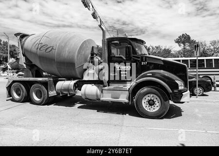 Dallas, USA - 24. April 2023: Tiseo Paving Company Kenworth Betonmischer, Seitenansicht Stockfoto